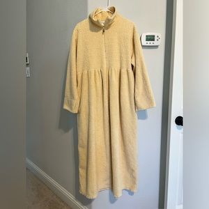 Mark Travers SUPERTEXAUSTRALIA  Robe size L, in Peach color.